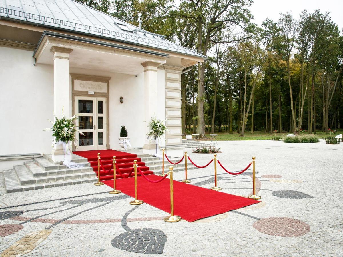 Palac Dabrowka Rawicz Exterior photo