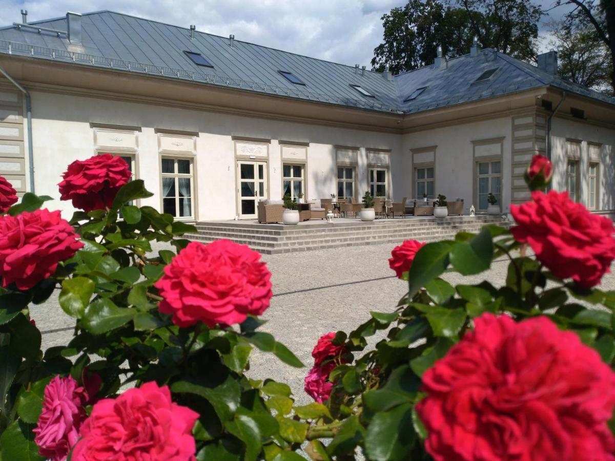 Palac Dabrowka Rawicz Exterior photo